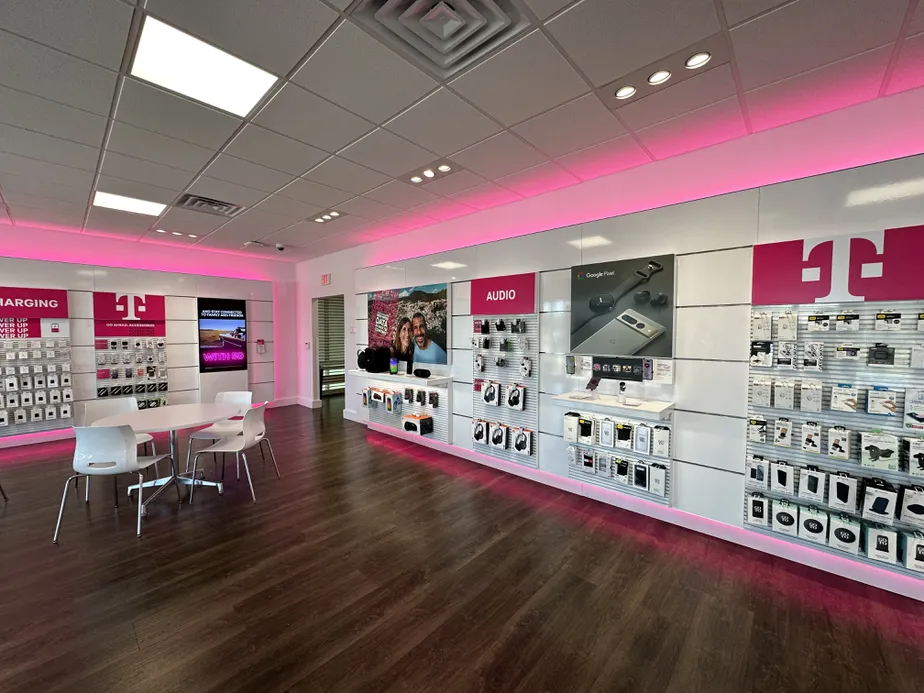 Foto del interior de la tienda T-Mobile en Cobblestone Village, St Augustine, FL