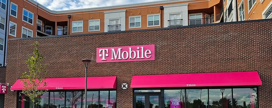 Foto del exterior de la tienda T-Mobile en Liberty Center, Liberty Township, OH