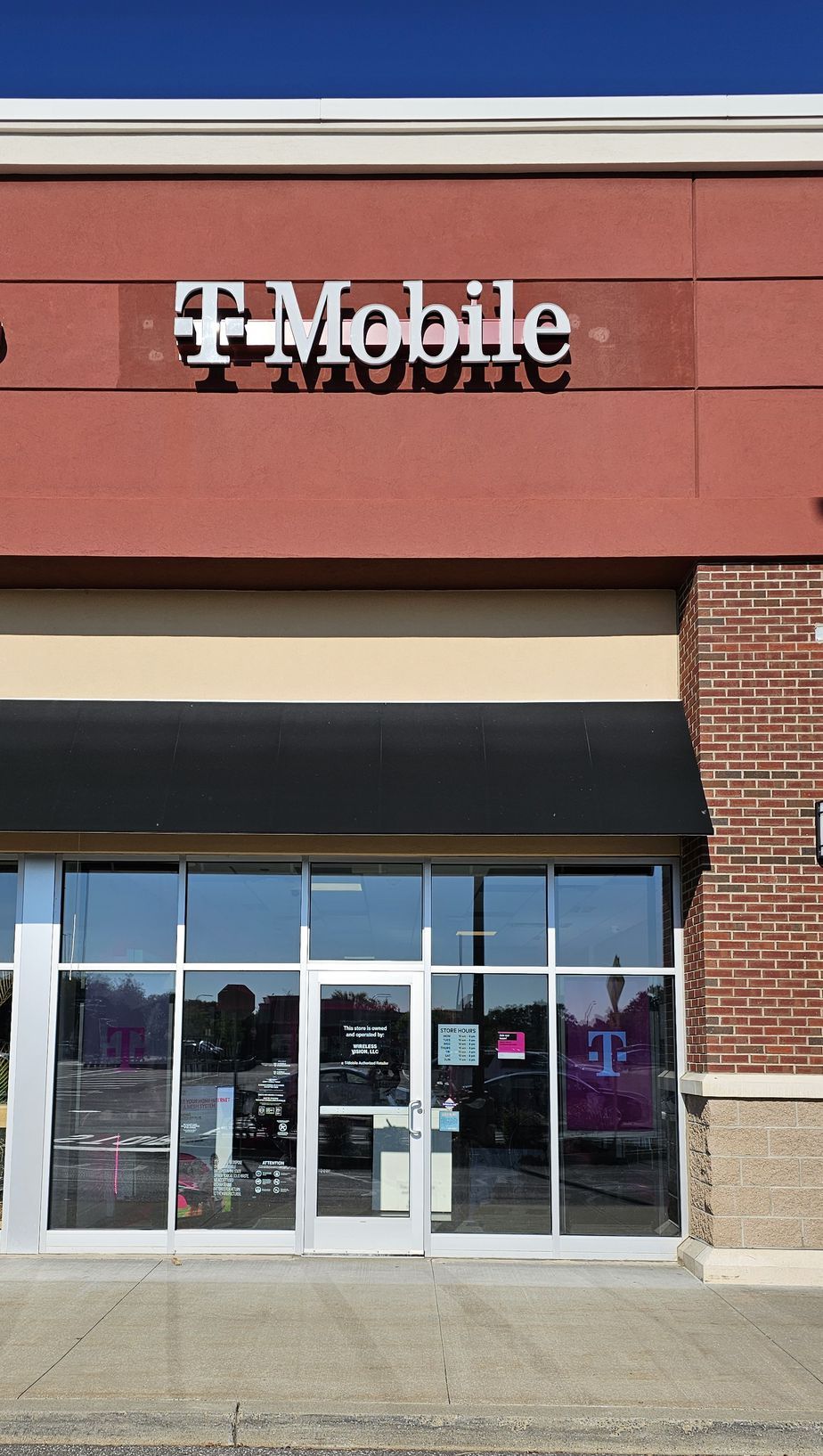 Exterior photo of T-Mobile Store at The Shoppes at Latham Circle, Latham, NY