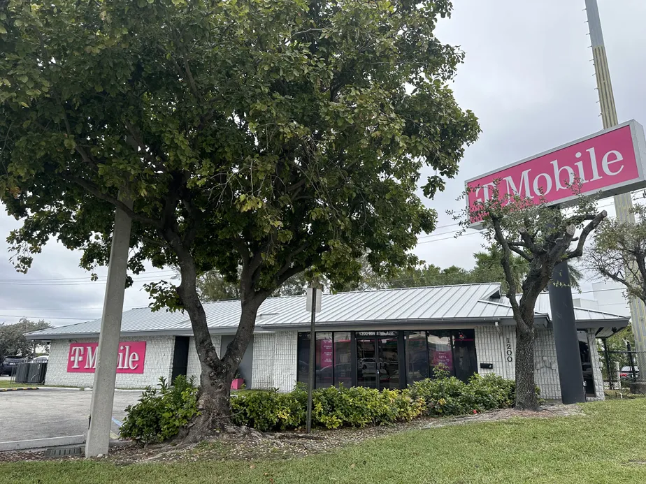  Exterior photo of T-Mobile Store at 87th & 12th, Doral, FL 