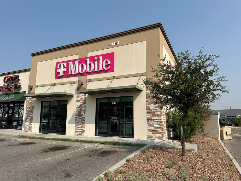 Exterior photo of T-Mobile Store at Gateway South & Loma Del Sur, El Paso, TX