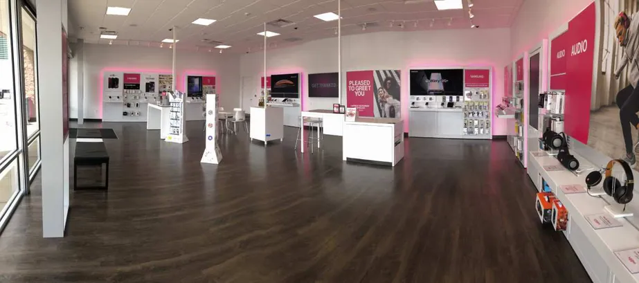 Foto del interior de la tienda T-Mobile en Conneaut Lake Rd & Port Rd, Meadville, PA