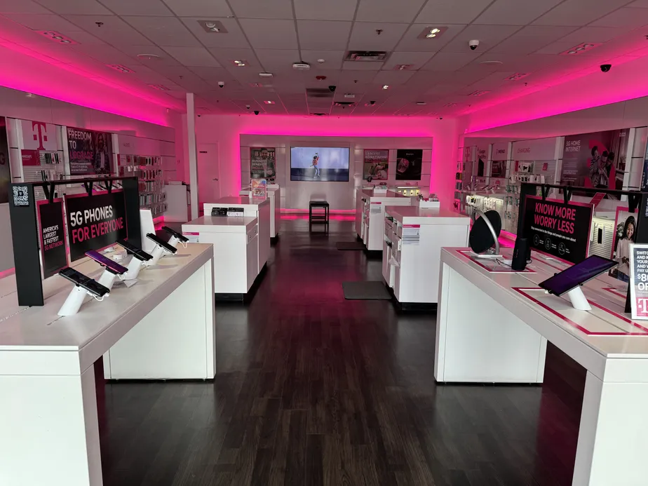 Foto del interior de la tienda T-Mobile en Centerplace Of Greeley, Greeley, CO