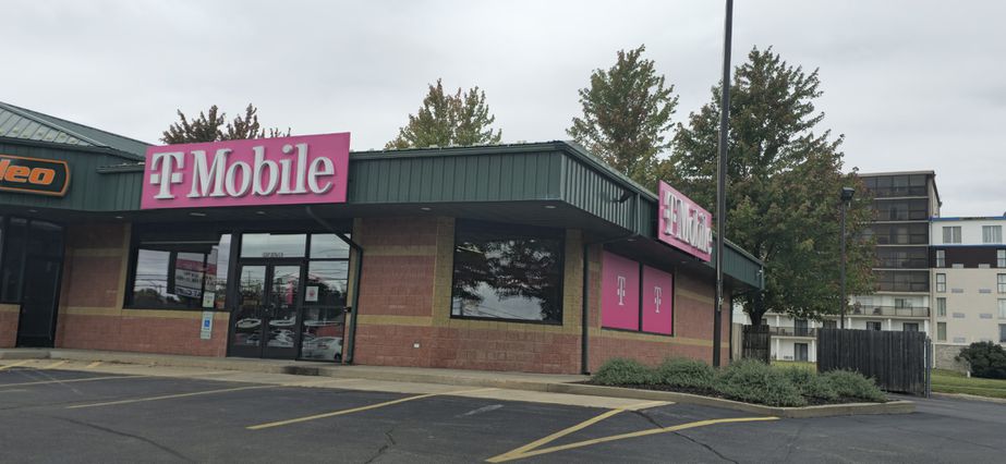 Exterior photo of T-Mobile Store at IL-38 & N 7th St, Rochelle, IL