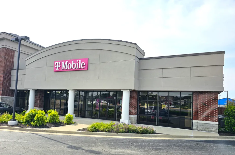 Exterior photo of T-Mobile Store at US 40 & Perry, Plainfield, IN