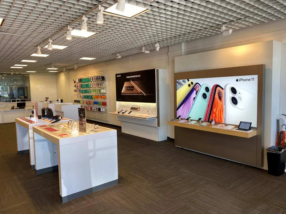 Foto del interior de la tienda T-Mobile en Michigan Rd & Signature Dr, Indianapolis, IN
