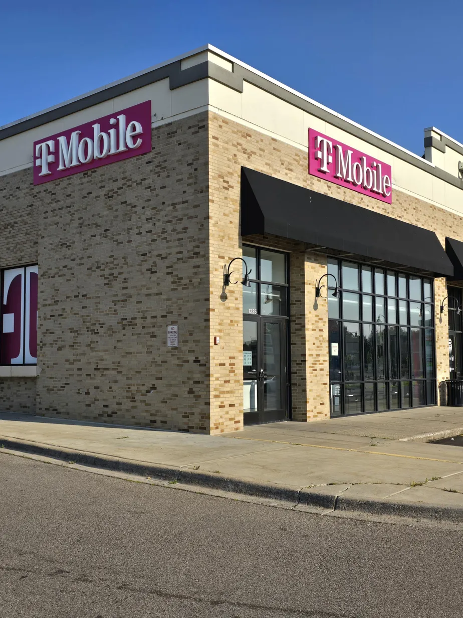  Exterior photo of T-Mobile Store at Robert St & Butler Ave, West St. Paul, MN 