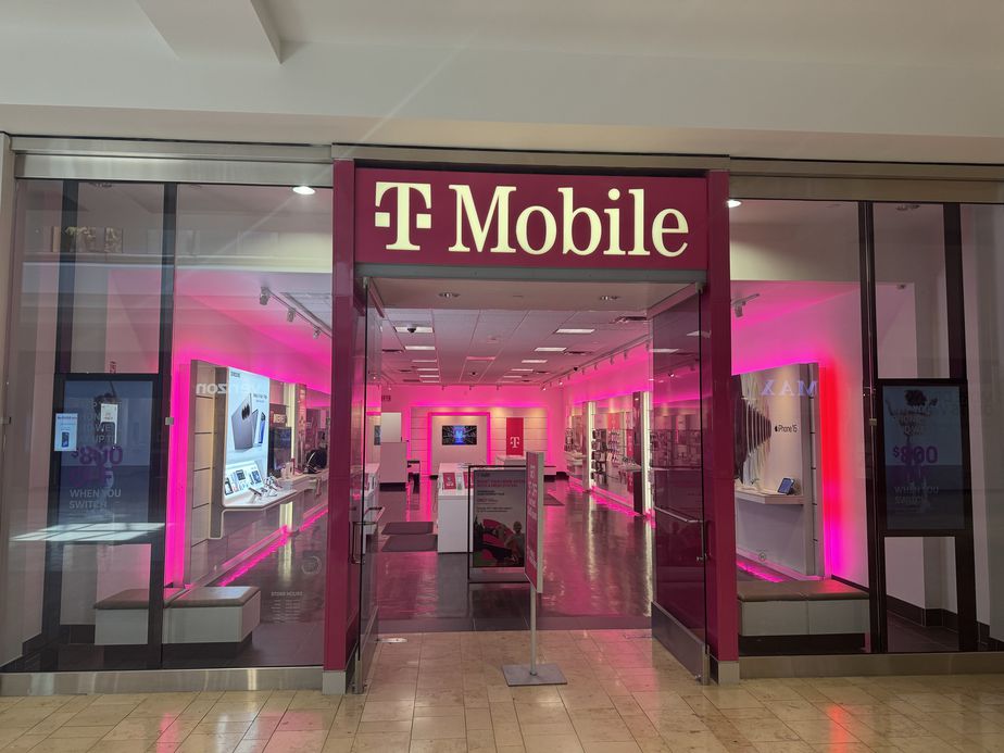  Exterior photo of T-Mobile Store at The Shops At Mission Viejo, Mission Viejo, CA 