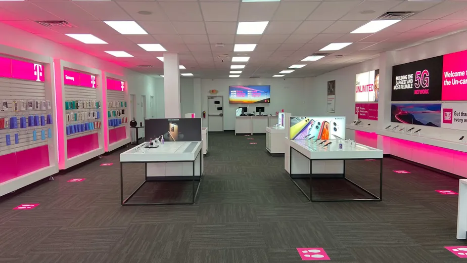 Foto del interior de la tienda T-Mobile en Cranston Rd & Milwaukee Rd, Beloit, WI