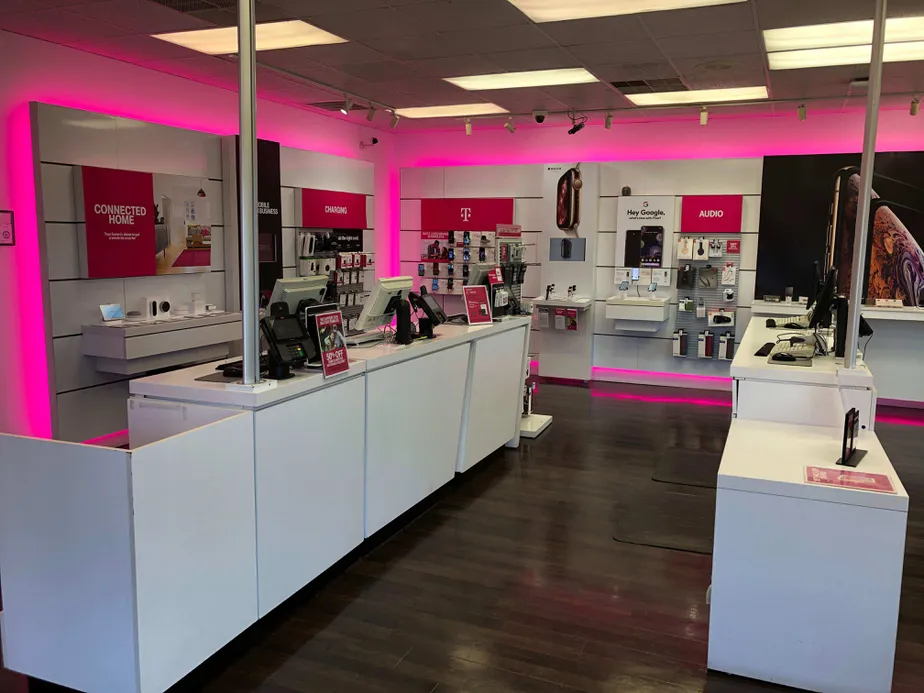 Foto del interior de la tienda T-Mobile en Goodman, Southaven, MS