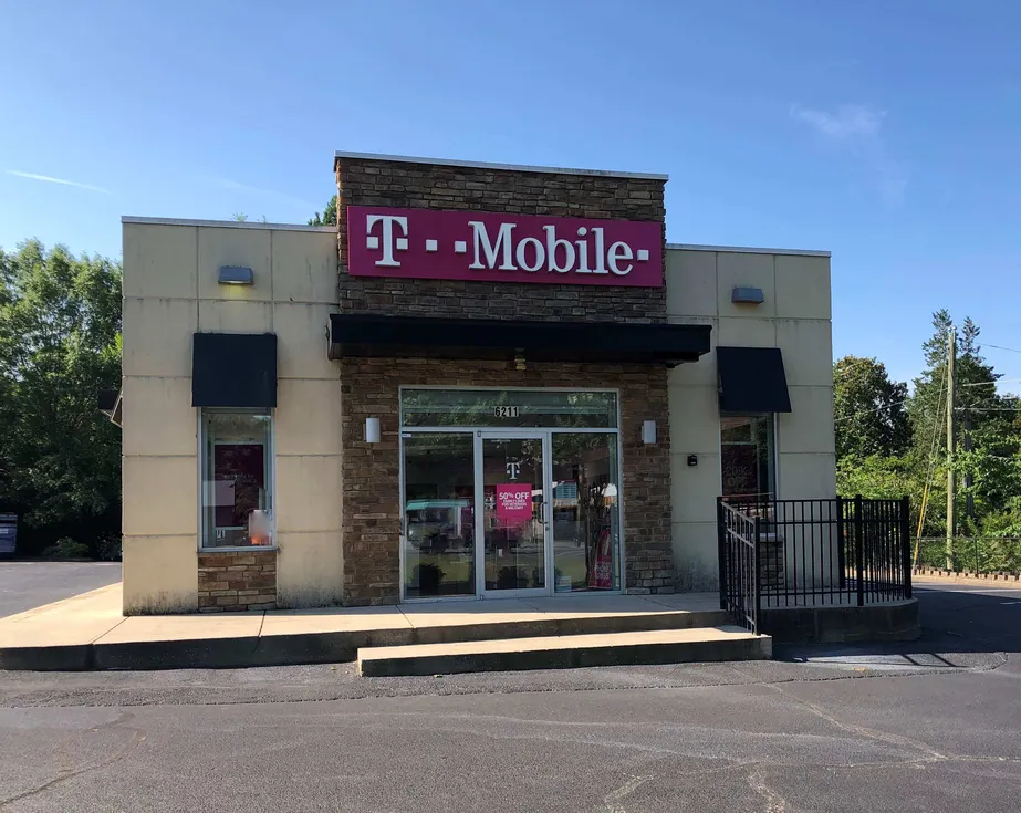 Exterior photo of T-Mobile store at Calhoun Memorial, Easley, SC
