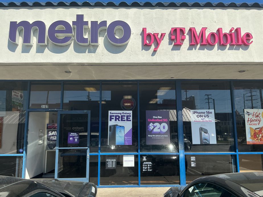 Metro by T-Mobile 3107 N San Fernando Rd - 3107 N San Fernando Rd 