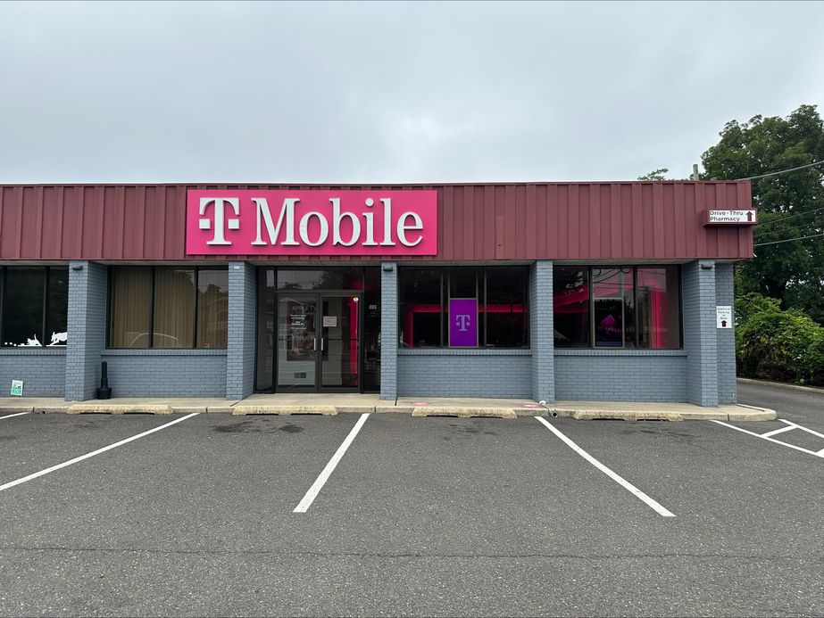 Exterior photo of T-Mobile Store at US 9 & Murray Grove Ln, Lanoka Harbor, NJ