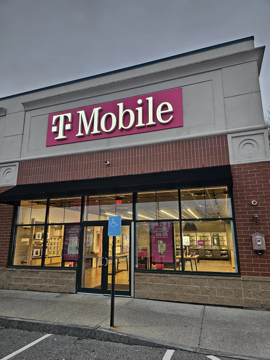  Exterior photo of T-Mobile Store at Paradise & Vinnin, Swampscott, MA 