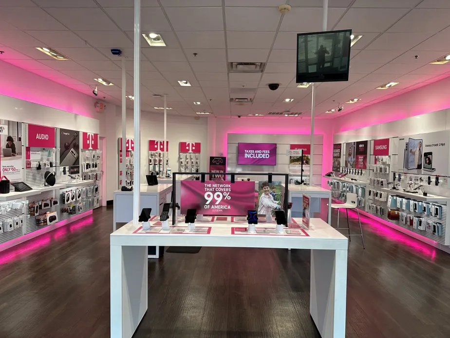 Interior photo of T-Mobile Store at Watson Blvd & Carl Vinson Pkwy, Warner Robins, GA