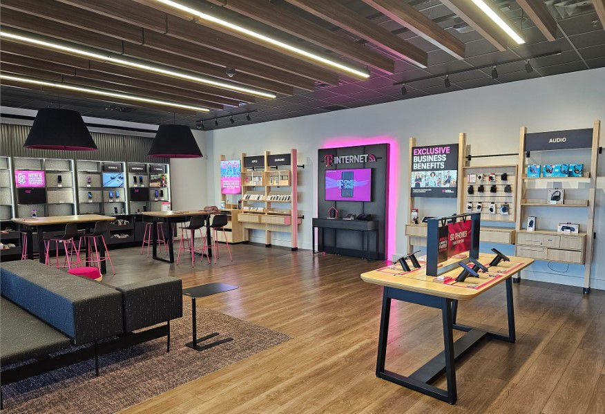 Exterior photo of T-Mobile Store at I-10 & Ray, Chandler, AZ