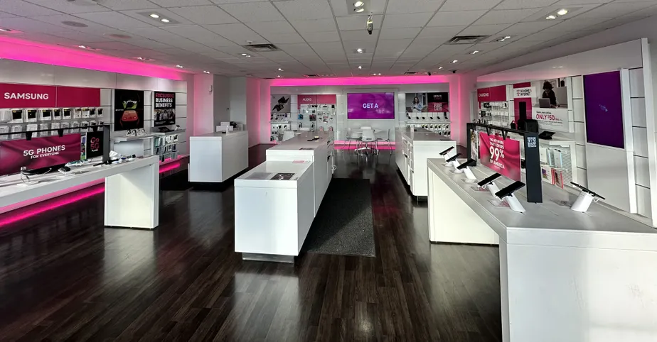 Foto del interior de la tienda T-Mobile en N Dixie Hwy & Ring Rd, Elizabethtown, KY