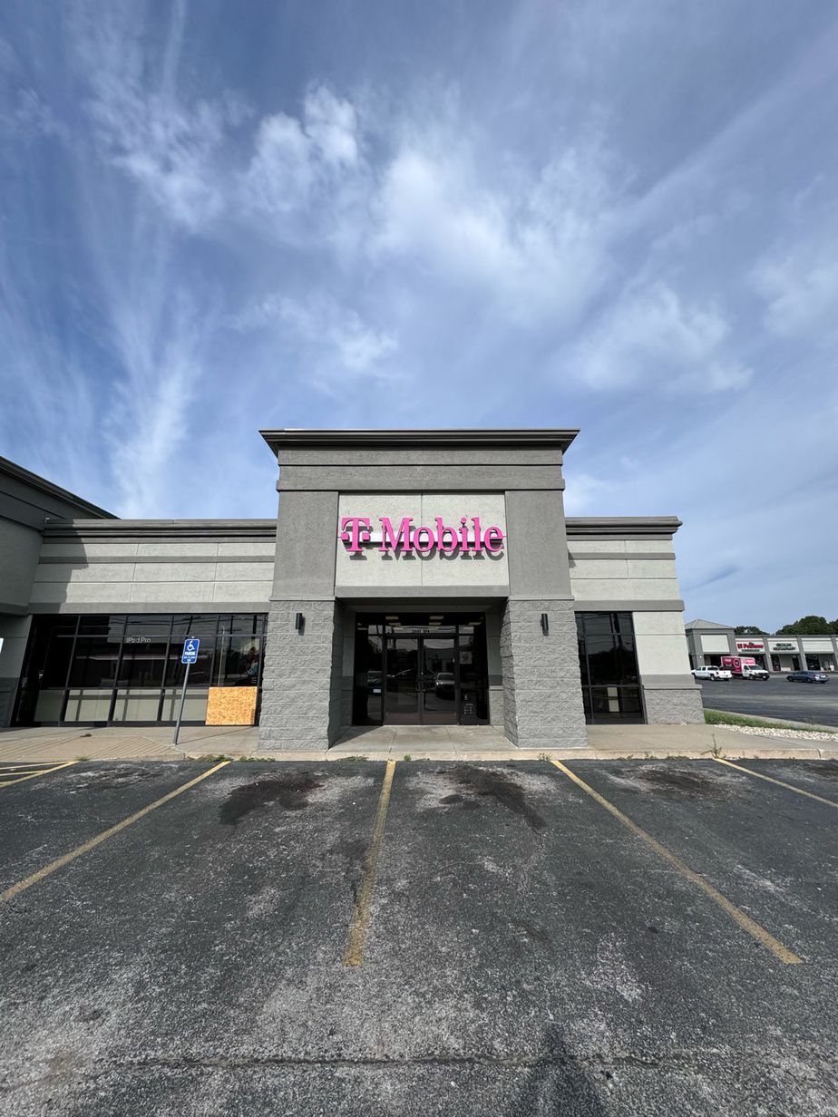 Exterior photo of T-Mobile Store at Branson Hills Pkwy & I 65, Branson, MO