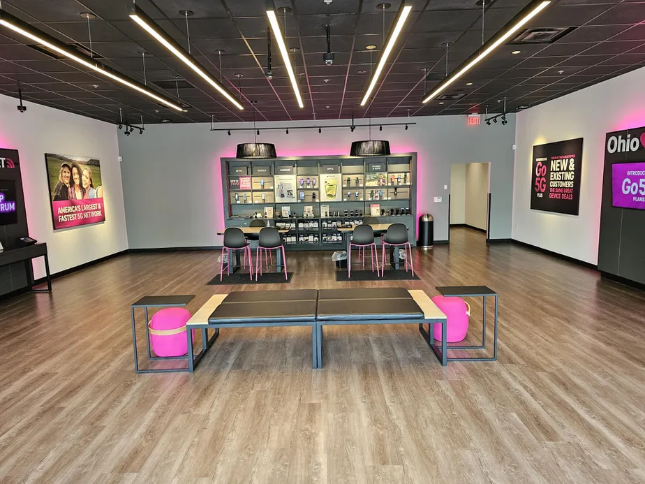 Foto del interior de la tienda T-Mobile en W Broad St, Columbus, OH
