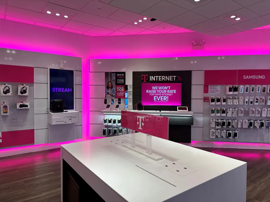 Foto del interior de la tienda T-Mobile en W Howard & N Clark, Chicago, IL