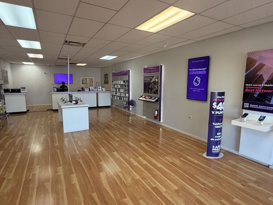 Metro by T-Mobile 1300 El Paseo Rd - 1300 El Paseo Rd 