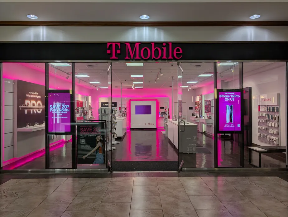  Exterior photo of T-Mobile Store at Pearlridge, Aiea, HI 