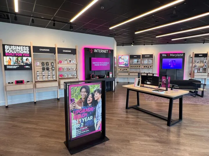 Foto del interior de la tienda T-Mobile en Woodmore Towne Centre, Lanham, MD