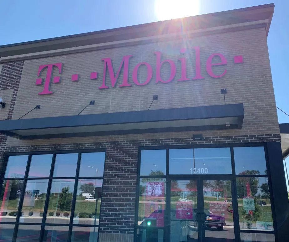 Exterior photo of T-Mobile store at Route 71 & Blue Ridge, Grandview, MO