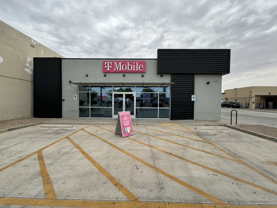  Exterior photo of T-Mobile Store at Main & B, San Luis, AZ 