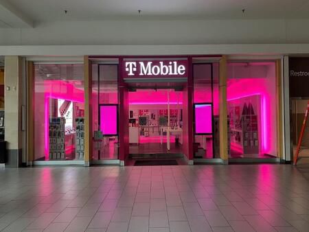 Exterior photo of T-Mobile Store at Chicago Ridge, Chicago Ridge, IL