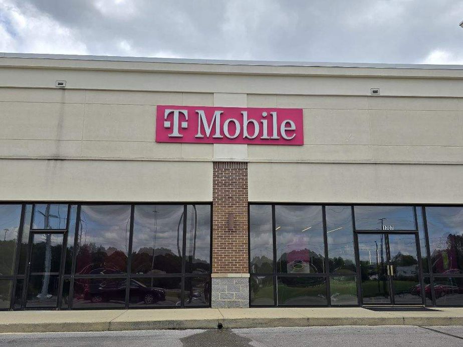 Exterior photo of T-Mobile Store at Montgomery Hwy & I 459 N, Hoover, AL