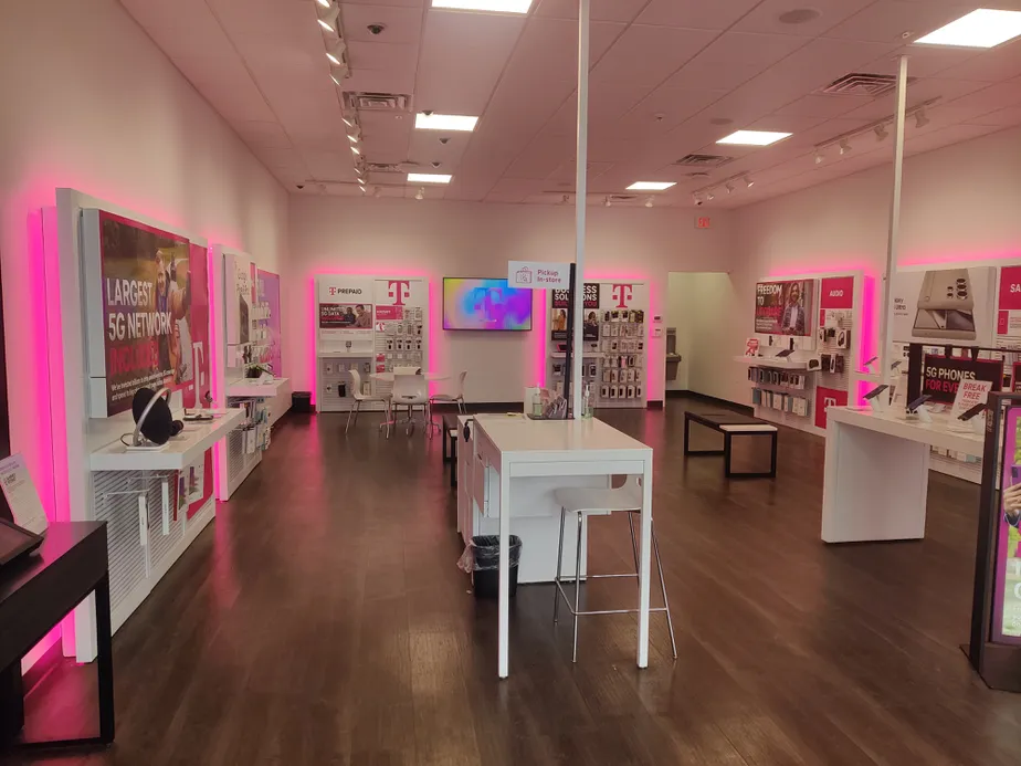 Foto del interior de la tienda T-Mobile en County Home Rd & Ferndale Rd, Goshen, IN