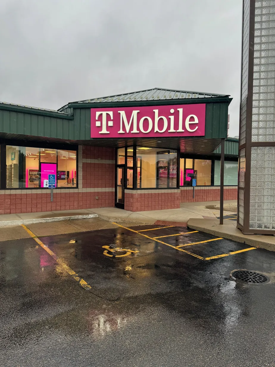 Foto del exterior de la tienda T-Mobile en College & Bruce, Marshall, MN