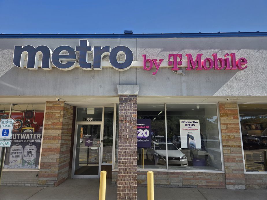 Metro by T-Mobile 565 N McLean Blvd - 565 N McLean Blvd 
