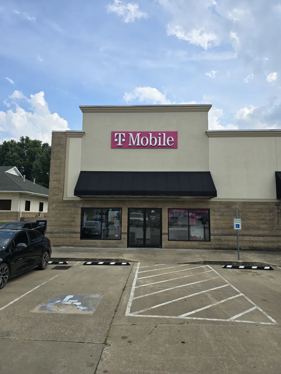  Exterior photo of T-Mobile Store at E Parkway Dr & N Hampton Ave, Russellville, AR 