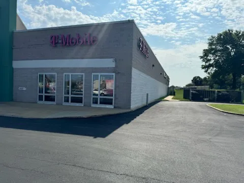  Exterior photo of T-Mobile Store at E Roosevelt Blvd & Adams Ave, Philadelphia, PA 