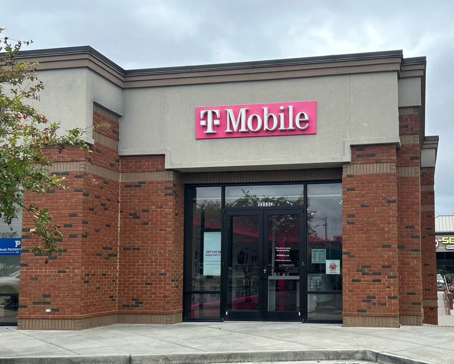 Exterior photo of T-Mobile Store at Inner Perimeter Rd & N Oak St, Valdosta, GA