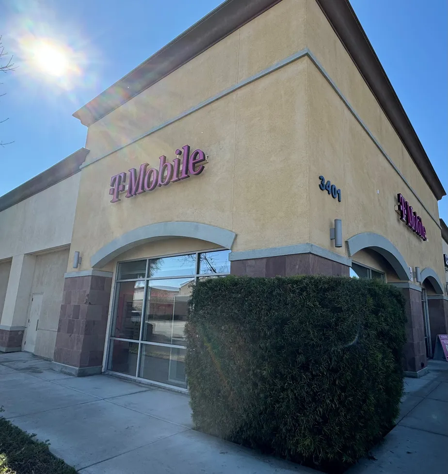Foto del exterior de la tienda T-Mobile en Panama & Wible, Bakersfield, CA