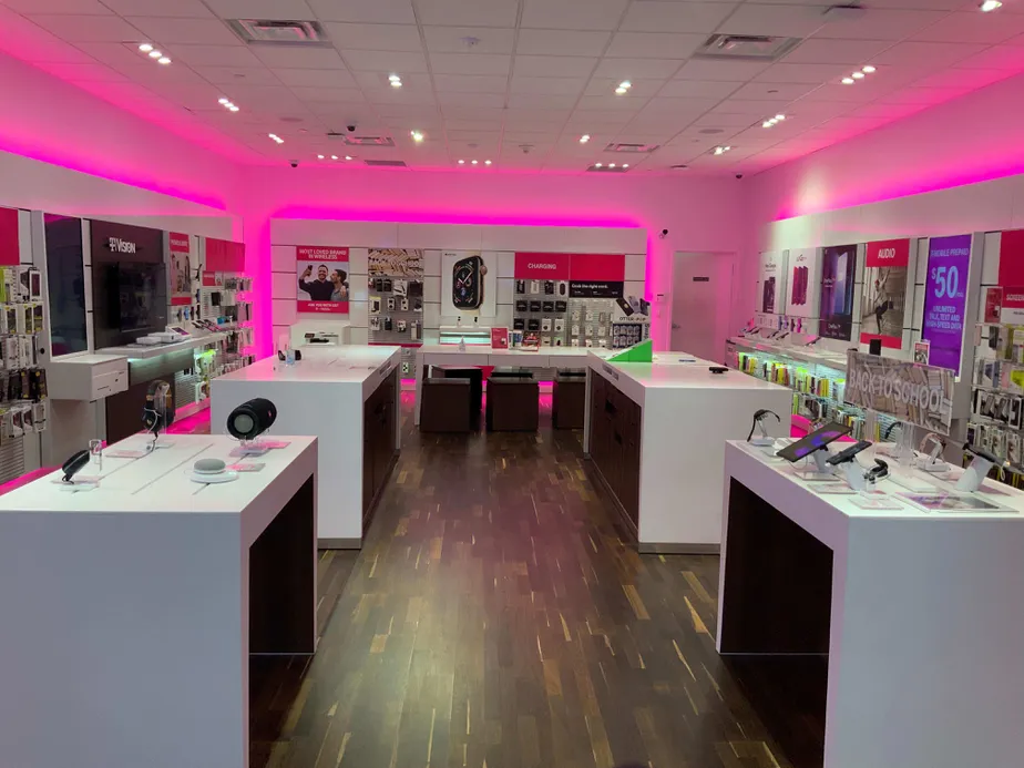  Interior photo of T-Mobile Store at Bridgewater Commons 4, Bridgewater, NJ 