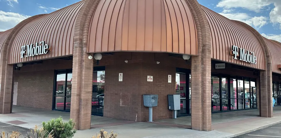 Exterior photo of T-Mobile Store at 67th & Peoria, Peoria, AZ