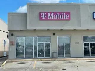 Exterior photo of T-Mobile Store at Veterans Memorial Blvd & Richland Ave, Metairie, LA