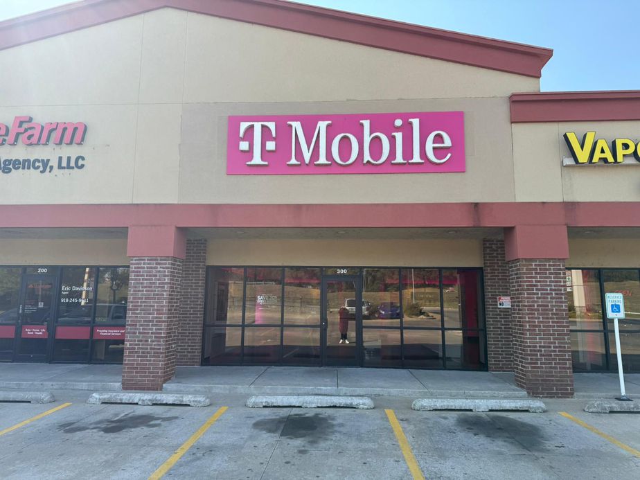 Exterior photo of T-Mobile Store at Wekiwa Rd & Hwy 97, Sand Springs, OK