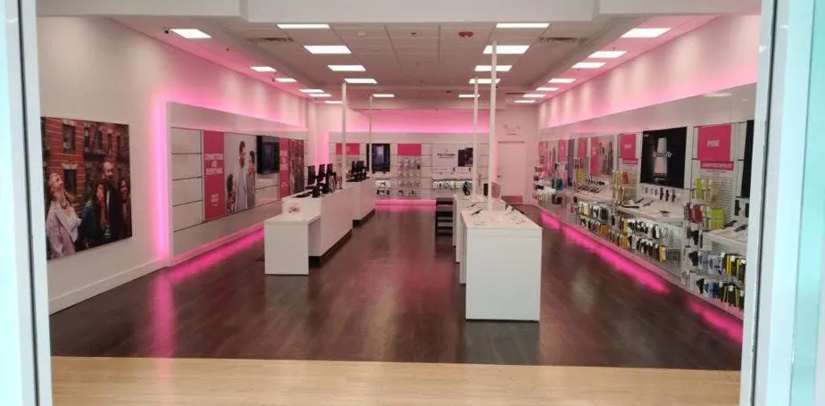 Foto del interior de la tienda T-Mobile en Wilton Mall, Saratoga Springs, NY
