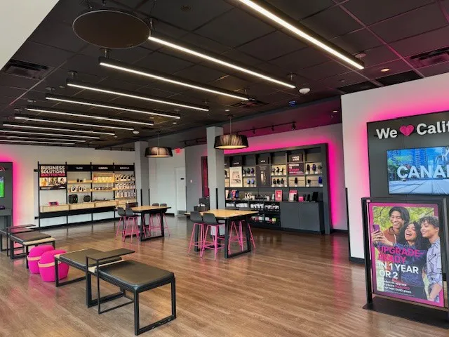Foto del interior de la tienda T-Mobile en Bel Aire Plaza, Napa, CA