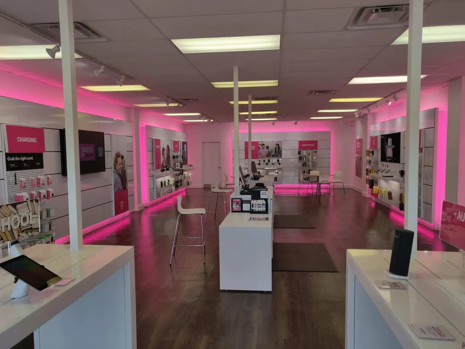 Foto del interior de la tienda T-Mobile en N 90th St & Blondo, Omaha, NE