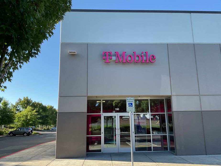 Exterior photo of T-Mobile Store at Fourth Plain, Vancouver, WA