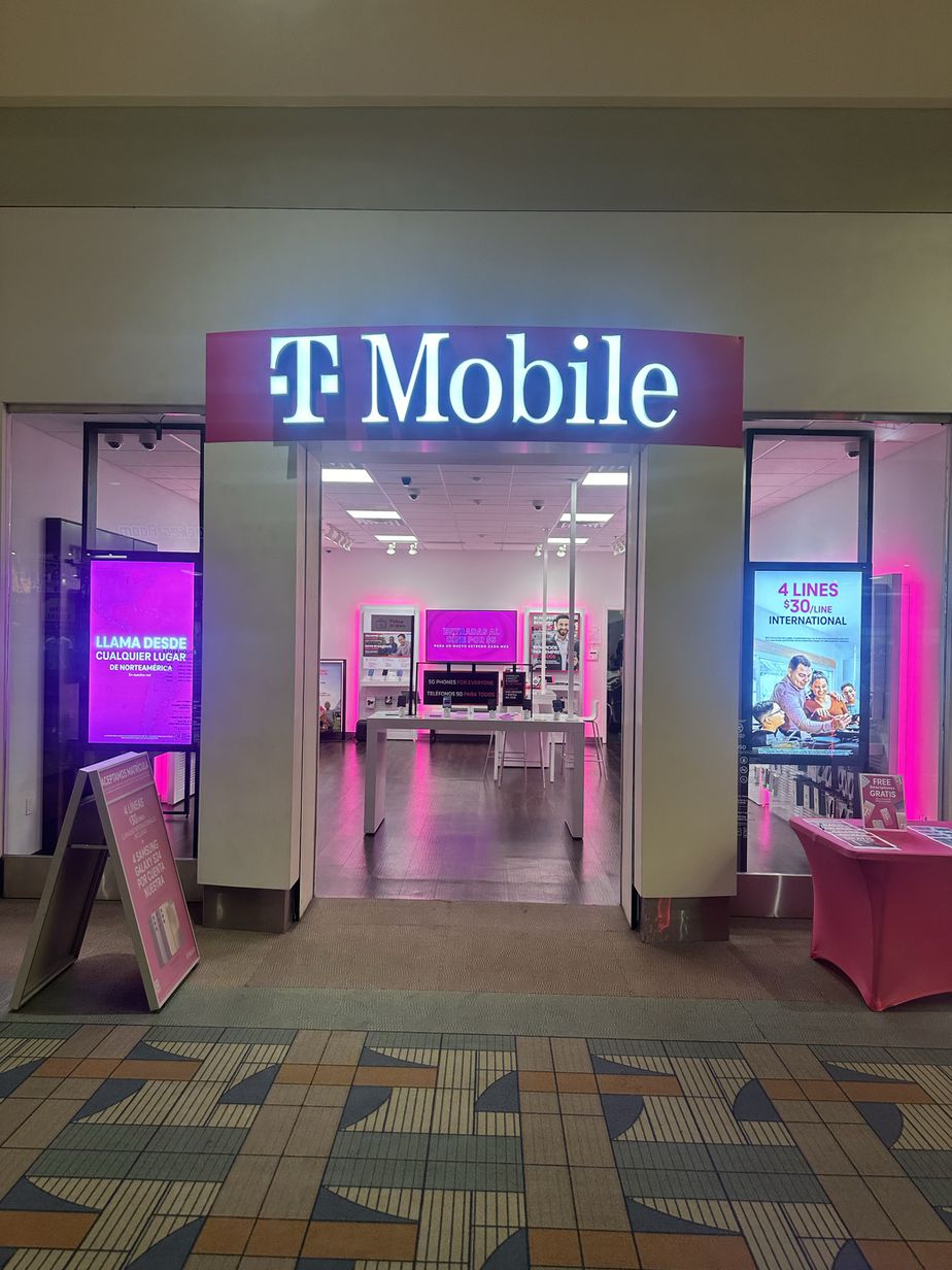 Exterior photo of T-Mobile Store at Imperial Valley Mall, El Centro, CA