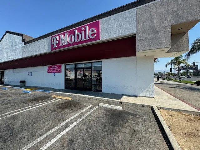 Foto del exterior de la tienda T-Mobile en Topanga Canyon & Roscoe Blvd, Canoga Park, CA