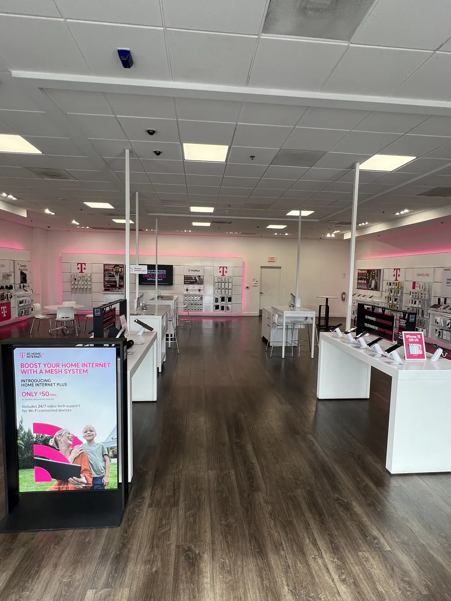 Foto del interior de la tienda T-Mobile en The Esplanade, Oxnard, CA
