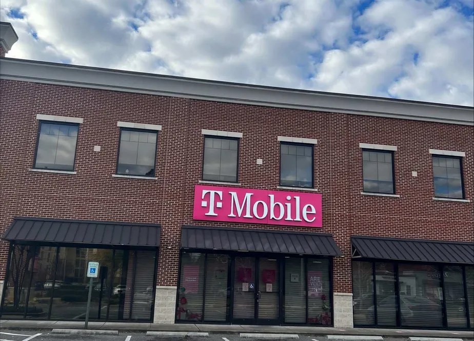 Exterior photo of T-Mobile Store at Poplar Ave & Estate Dr, Memphis, TN